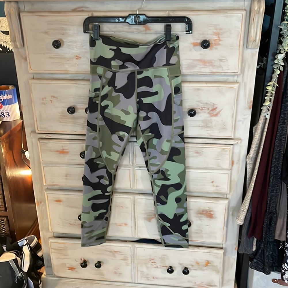Zyia active camo 3/4 length activewear pants